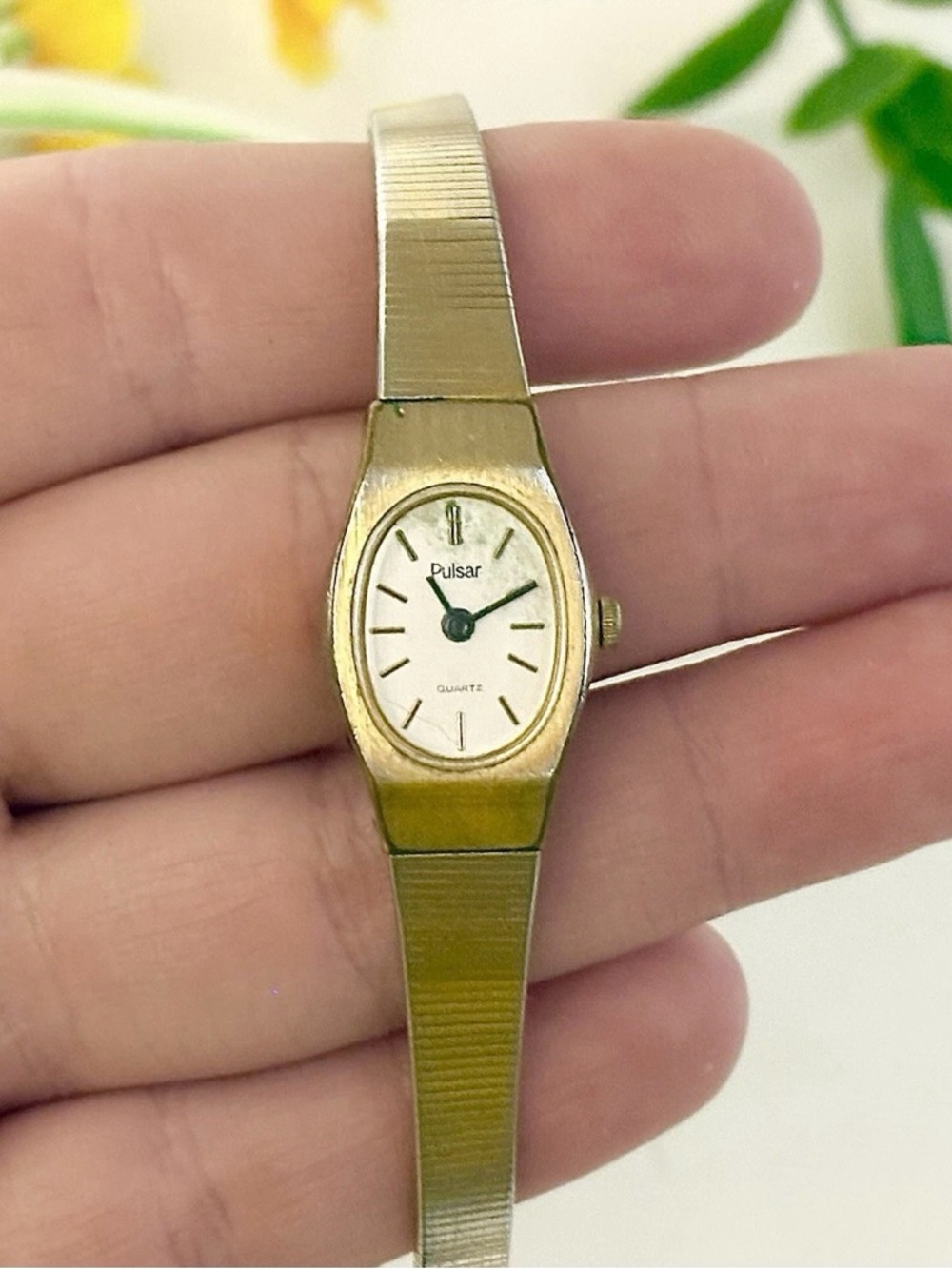 Vintage Womens Pulsar Gold-Tone Elegant Oval Luxury Cocktail Watch Slim Bracelet